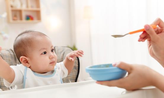 吃飯會影響孩子的一生 大人在飯桌的言行舉止對孩子影響大