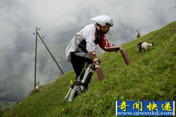 男子配戴特殊假肢 和山羊一起生活