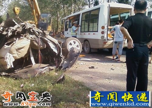 現(xiàn)代車撞樹解體致4死1傷現(xiàn)場慘烈