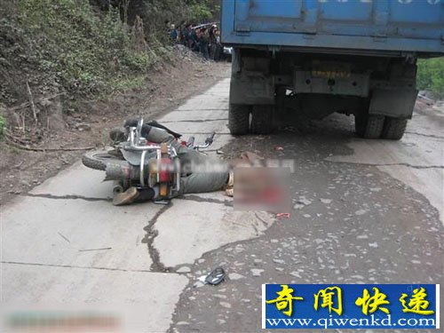 摩托男子卷進貨車底被爆頭噴漿致死（車禍圖）