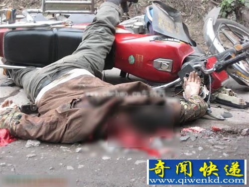 摩托男子卷進貨車底被爆頭噴漿致死（車禍圖）