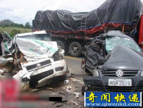 連環(huán)撞車(chē)禍:小夫妻遇難被壓死車(chē)內(nèi)(組圖)