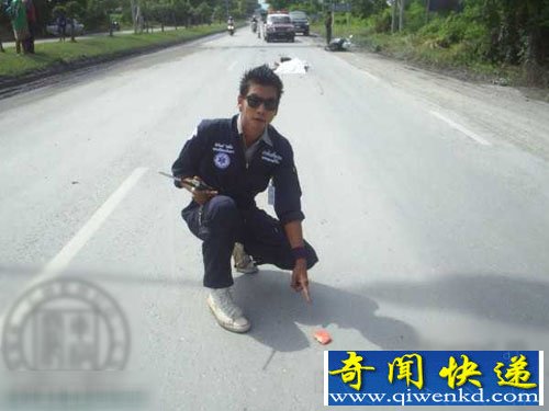 國(guó)外血的教訓(xùn):摩托男子車禍中爆頭現(xiàn)場(chǎng)(組圖)