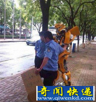 男子模仿大黃蜂求10元路費找大哥擎天柱回塞伯坦