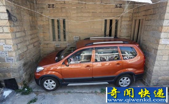 福建晉江現(xiàn)＂停車之神＂ SUV轎車與墻緊貼嚴(yán)絲合縫