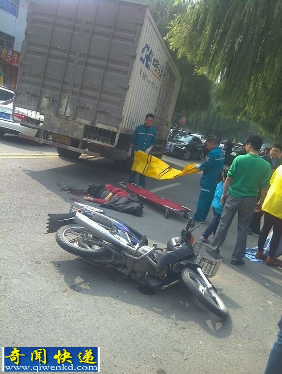 大貨車撞飛摩托車致一人死亡 恐怖現(xiàn)場(chǎng)圖片